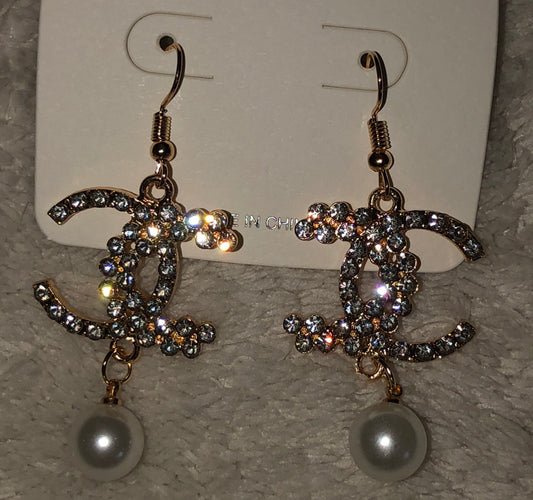 Fish hook earrings with drop pearl